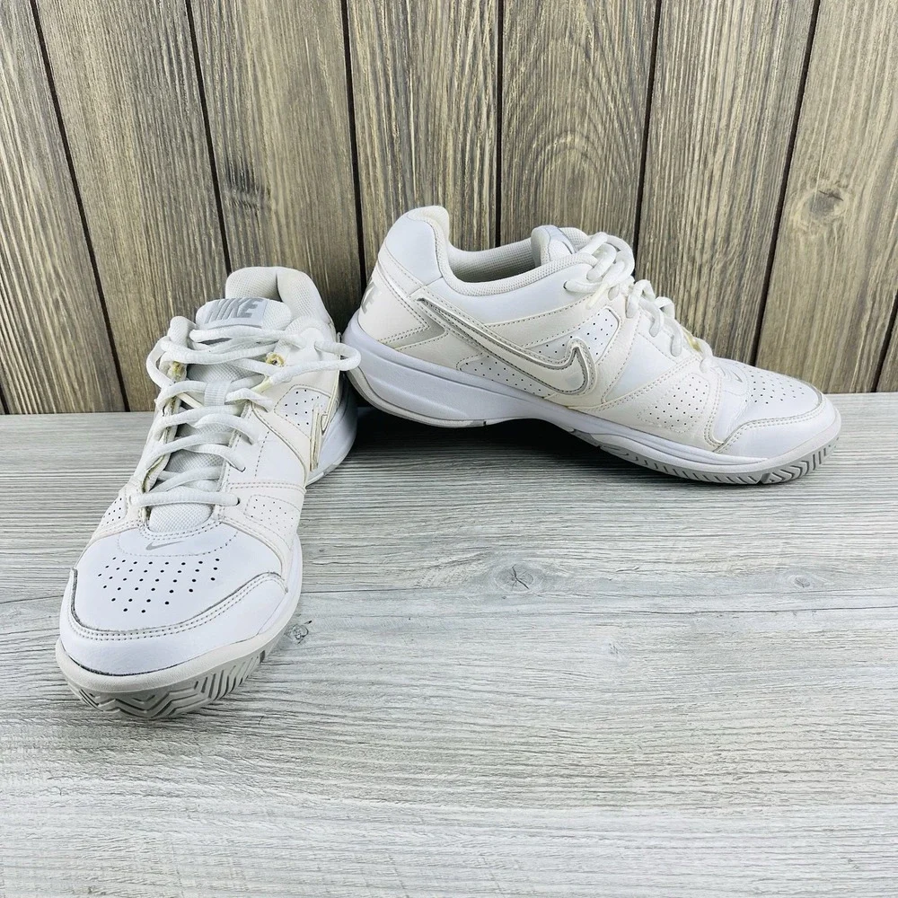Nike Women City Court Low Top White Sneakers Size 9.5 White Silver Athletic